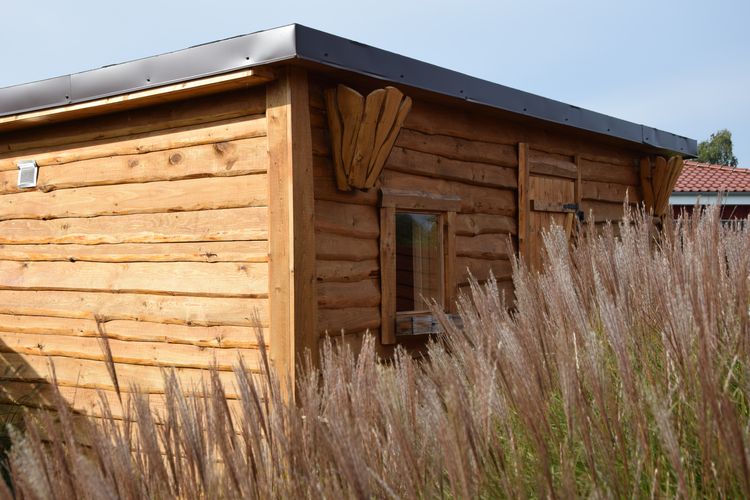 Sauna im kleinen roten Holzhaus